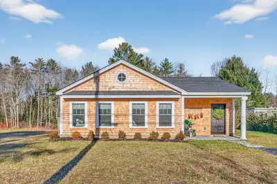 Image de Coastal Maine Retreat ~ 1 Mile to Beach! Outdoor Tv, Firepit, Shower & more!