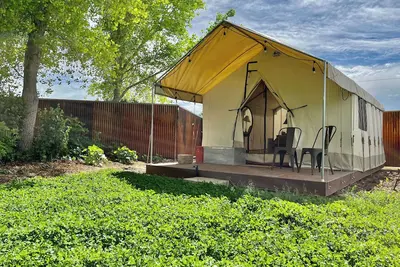 Image de Daisy Glamping Tent with WiFi in charming Paonia- 2 Xl Dbl beds