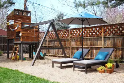 Image de 4br Olde Town ~ Firepit ~ Outdoor Heated Dining ~ Playset