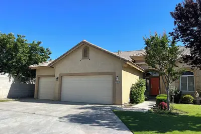 Image de Spacious 4-bedroom house with pool, fwy access in charming Bakersfield