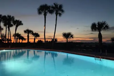 Image de Stunning sunsets/ corner 2bedroom/right on beach