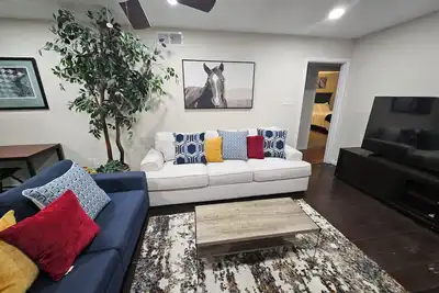 Image de Superhost/Luxury Triple \"T\" w/Foosball Game, Crib, Baby Bath