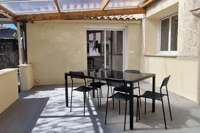Image de Hub pour visites touristiques, culturelles et des baignades, cour, vue et privé