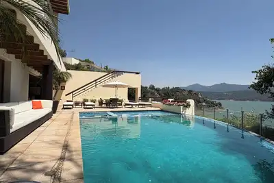 Image de Luxury with Lake View, Swimming Pool, Jacuzzi and Fitness Center