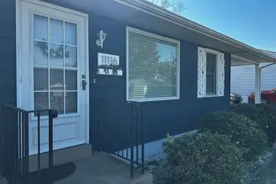 Image de Cute Blue House -2 bdrm house. Private backyard. 20 min or less from anywhere
