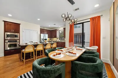 Image de 3 bd/3. 5 bath/ Tv in each /Gym /Roof Deck/Downtown