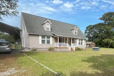 Image de 4-bedroom house 2 miles from Holden Beach, close to island on the mainland.