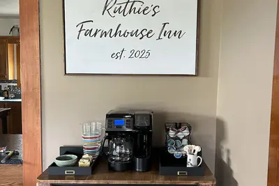 Image de Spacious 5-bedroom 2-bath farmhouse in peaceful farmland near Princeton Illinois