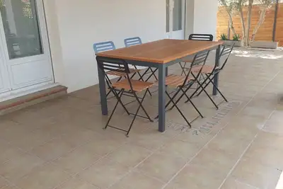 Image de Superbe maison comme neuve avec 4 chambres, 2 salles de bains et piscine