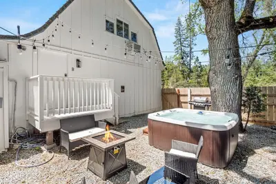Image de New Barn Stay with Hot Tub, Game Room, Bbq & Fire Pit!