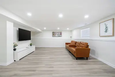 Image de \"Modern Comfort, Urban Charm\"