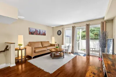 Image de Cozy modern condo 15 mins from Dt | Free Parking | Patio