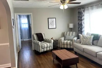 Image de Cozy 3 bedroom home perfect for families or work.