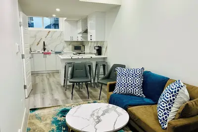 Image de A master retreat king. size bed