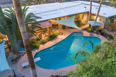 Image de Poolside Oasis, Luscious Gardens, and Spacious 4-bedroom house in Tucson