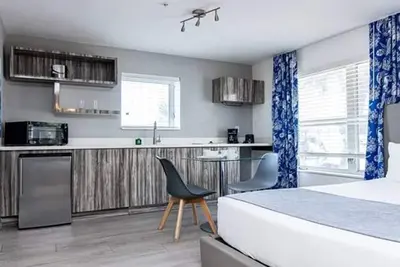 Image de Prime Location! Quiet Property Near Beach, Bal Harbor Shops Mall