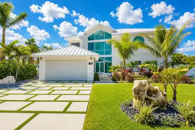 Image de Island Life Villa | 5 Bed, Waterfront, Private Pool with Boat Dock
