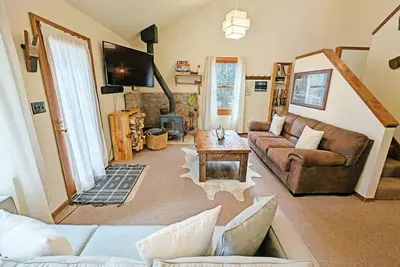Image de Cozy Cabin Getaway | Walk to River | Dog-Friendly Escape Near Sunriver