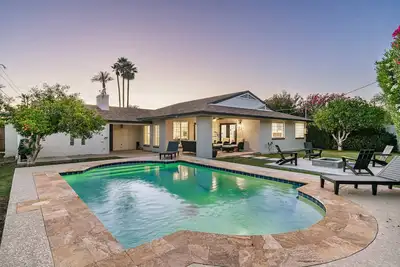 Image de Mid-Century Oasis w/ Luxury Kitchen and Pool