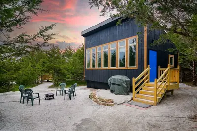 Image de Modern Cabin. Communal Sleeping - 2 Queen Beds + Full Trundle