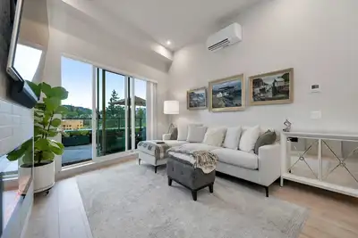 Image de Whirlaway – Luxurious 2 bedroom Penthouse with desk and 2 parking spots by Victoria Prime!