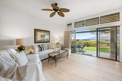 Image de Villa with an island charm interior