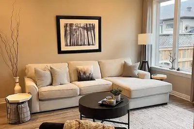 Image de Quaint bungalow in a quaint artsy little town with a river running through it!