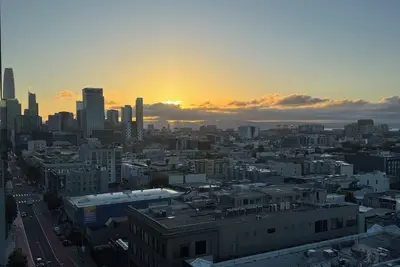 Image de Stunning Sf View – Luxe Condo in Secure Full-Amenity Building