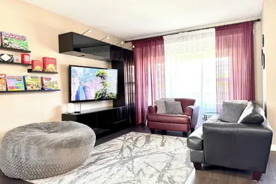 Image de Home - 10 min to West Edmonton Mall (Wem) | Galaxyland | World Waterpark