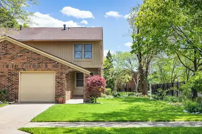 Image de 3-bedroom condo quiet and secure in an upscale neighborhood downtown Detroit.