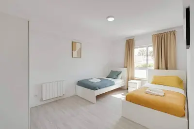 Image de Bright & Family Flat in Paço de Arcos by HostWise