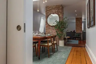 Image de Spacious, Sleek, and Luxurious two-bedroom in Historic Westside of Providence