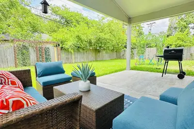 Image de Westbury Getaway- PoolTable, Patio, &Grill- 4bd/3. 5ba