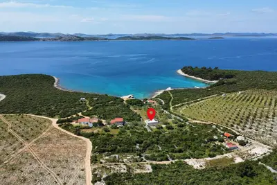 Image de Maison de style Robinson Crusoé avec le parking Baie Zuborovica, Pasman (K-24333)