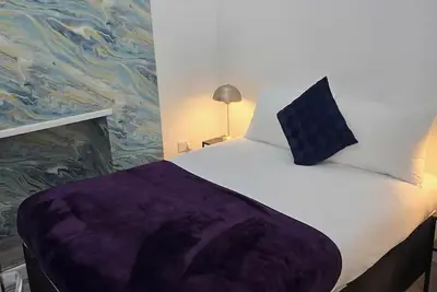 Image de 4 Bed-Sleeps 9-Private Garden-Free Parking