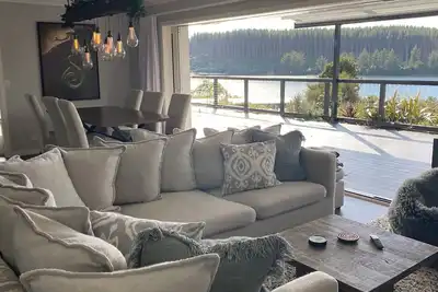 Image de Luxury Lakehouse Retreat