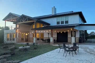 Image de New Lakehouse Retreat - Lake Buchanan 4500sf 6 Bedrooms 2 Patios and Firepit