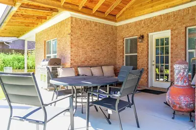 Image de Spacious 3-Bedroom Retreat in Corinth, Texas. with a private backyard, playground, Bbq patio, and fully equipped kitchen. Just minutes from Lake Lewisville, Oakmont Golf Course, and a short drive to Dallas, Plano, and McKinney.