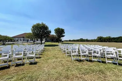 Image de Embrace the tranquility of the prairie in style and luxury. Sleeps up to 18