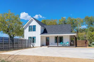 Image de Stylish Saint Jo Home | Wineries, Fire Pit & Bbq