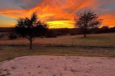 Image de Escape to River+Stone Cabin in the Ozarks of Nw Arkansas. Just minutes from the Buffalo River, enjoy mountain views, porch coffee, nearby fishing, hiking, and peaceful stargazing. Perfect for a relaxing or adventure-filled getaway.