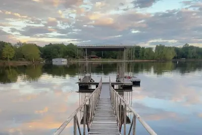 Image de The Lakeside Family Oasis Spacious 5-Bd house Pvt dock ramp Monkey Island