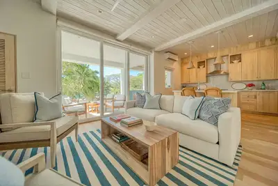 Stylish Island 2-Bedroom Beachfront Condo in West Bay