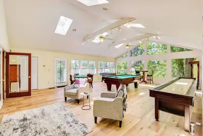 Image de Deck & Game Room: Mountaintop Hideaway in Tiger!