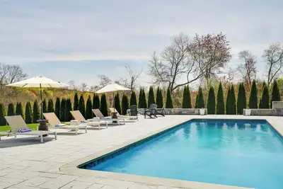Image de Outdoor Entertainment Areas: Spacious Katonah Gem!