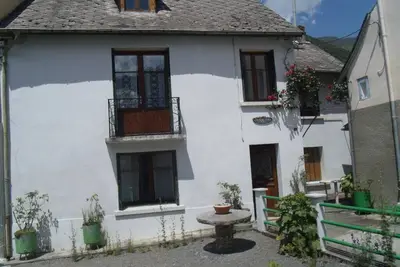 Image de Maison conviviale et ensoleillée, bien placée dans le village.