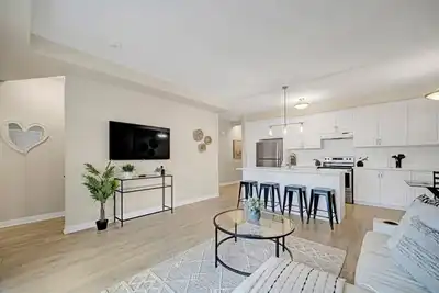 Image de Elegant 2br Haven | Balcony w/ Scenic View