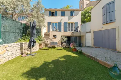 Image de Appartement \"Au Pied De La Sainte Victoire\" avec terrasse privée, jardin privé et Wi-Fi
