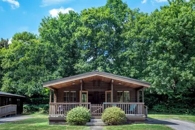 Image de 'Bullrush' luxury Log Cabin. 3. 5 acre lakeside setting in Pewsey Vale Wiltshire