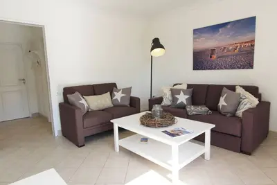 Modern furnished upper and top floor apartment close to the beach